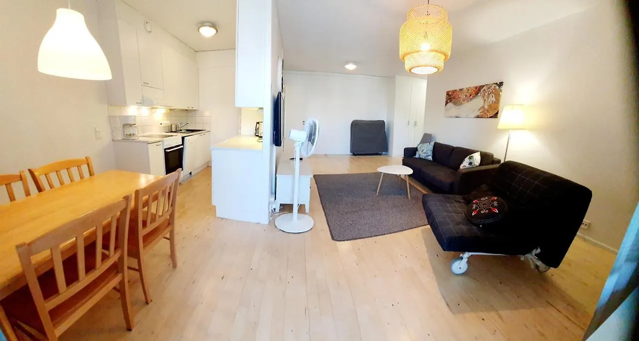 Top Floor 51M2, Balcony, 150 M Wifi, Free Own Parking Place, 300M Metro Helsinki Apartment