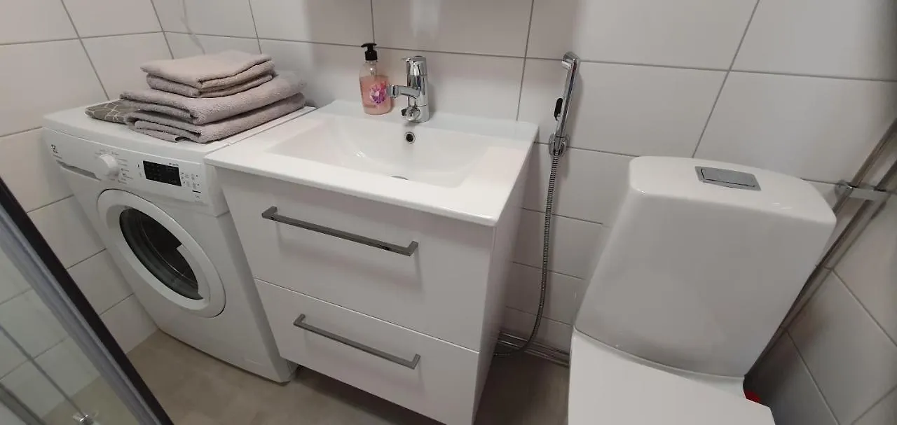 Top Floor 51M2, Balcony, 150 M Wifi, Free Own Parking Place, 300M Metro Helsinki Apartment