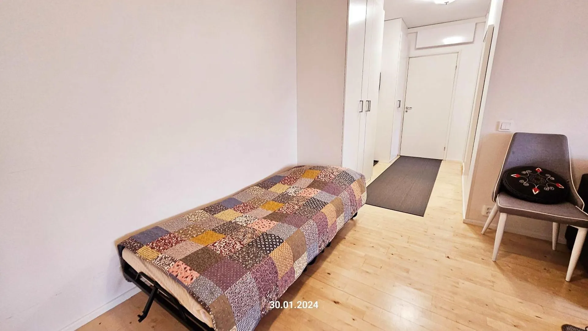 Top Floor 51M2, Balcony, 150 M Wifi, Free Own Parking Place, 300M Metro Helsinki Apartment